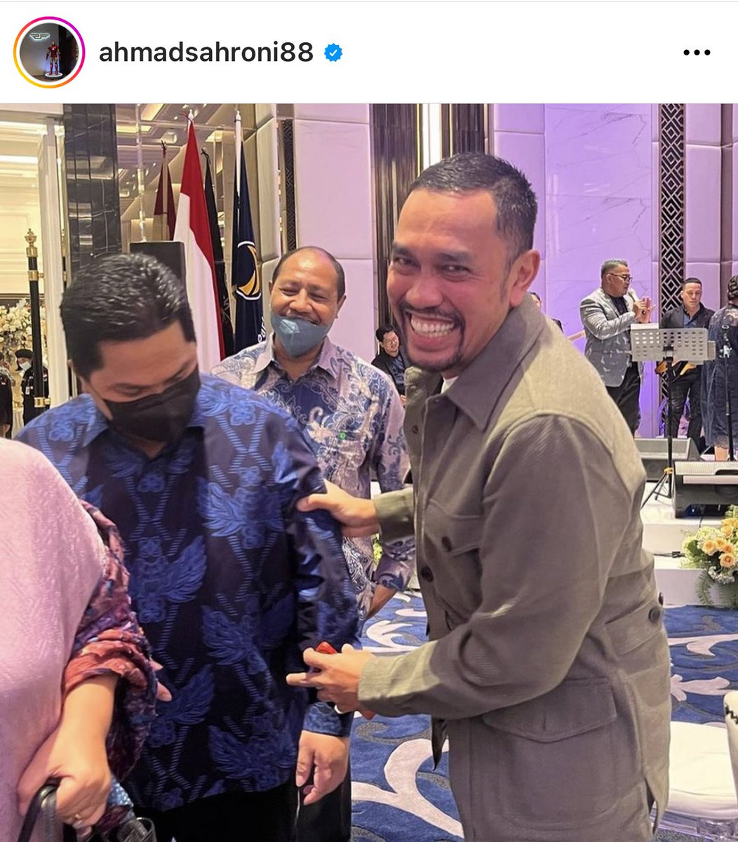 Girang banget ya pak Sahroni saat ketemu <a href="/erickthohir/">Erick Thohir</a>. Pada akhirnya Formula E butuh bantuan dari pemrintah pusat lewat BUMN, kan ? Trus ngapain buzzer Balai Kota pada nyinyirin <a href="/jokowi/">Joko Widodo</a> ?