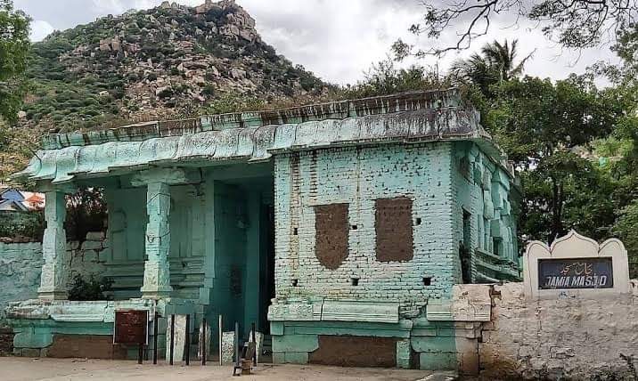 Realhakker's tweet photo. #मंदिरों_से_मजहबी_कब्जा_हटाओ
पुनः भव्य मंदिर बनाओ https://t.co/oDZKjXkvh7