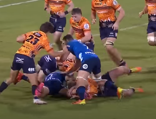jakeross86's tweet photo. @Mitch_rugby A better picture here to show that he entered the ruck from an offside position and has no rights to compete for the ball. https://t.co/EBCJUZTfcl