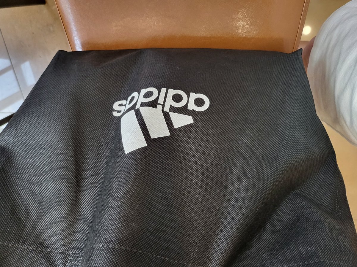 HANA 승리댄스 이모트뱃지 나눔합니다
1층 카페에 있습니다