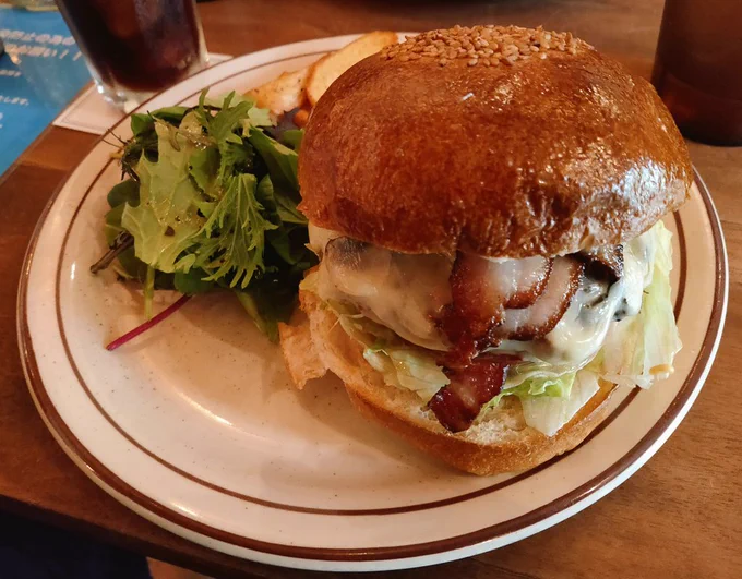 モッツァレラマッシュルームベーコン🍔✨

コロナ以降行けてなかったバーガー屋さんにやっと行けました✨
相変わらずバンズと具材が渾然一体となっていて気づいたら消えました😭

実は最初に試験的に作ったグルメ絵でもあります🍔✨
#おそとごはん #ハンバーガー 