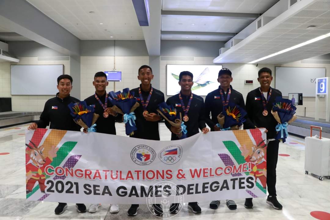 WELCOME BACK, OUR SAND COURT HEROES! 🇵🇭🏝🏐 Nice to see our Philippine women's and men's beach volleyball team proudly displaying their 31st SEA Games 🥉!  Congratulations from your #BVRFamily! 🤗 

📸 <a href="/psc_gov/">Philippine Sports Commission</a>