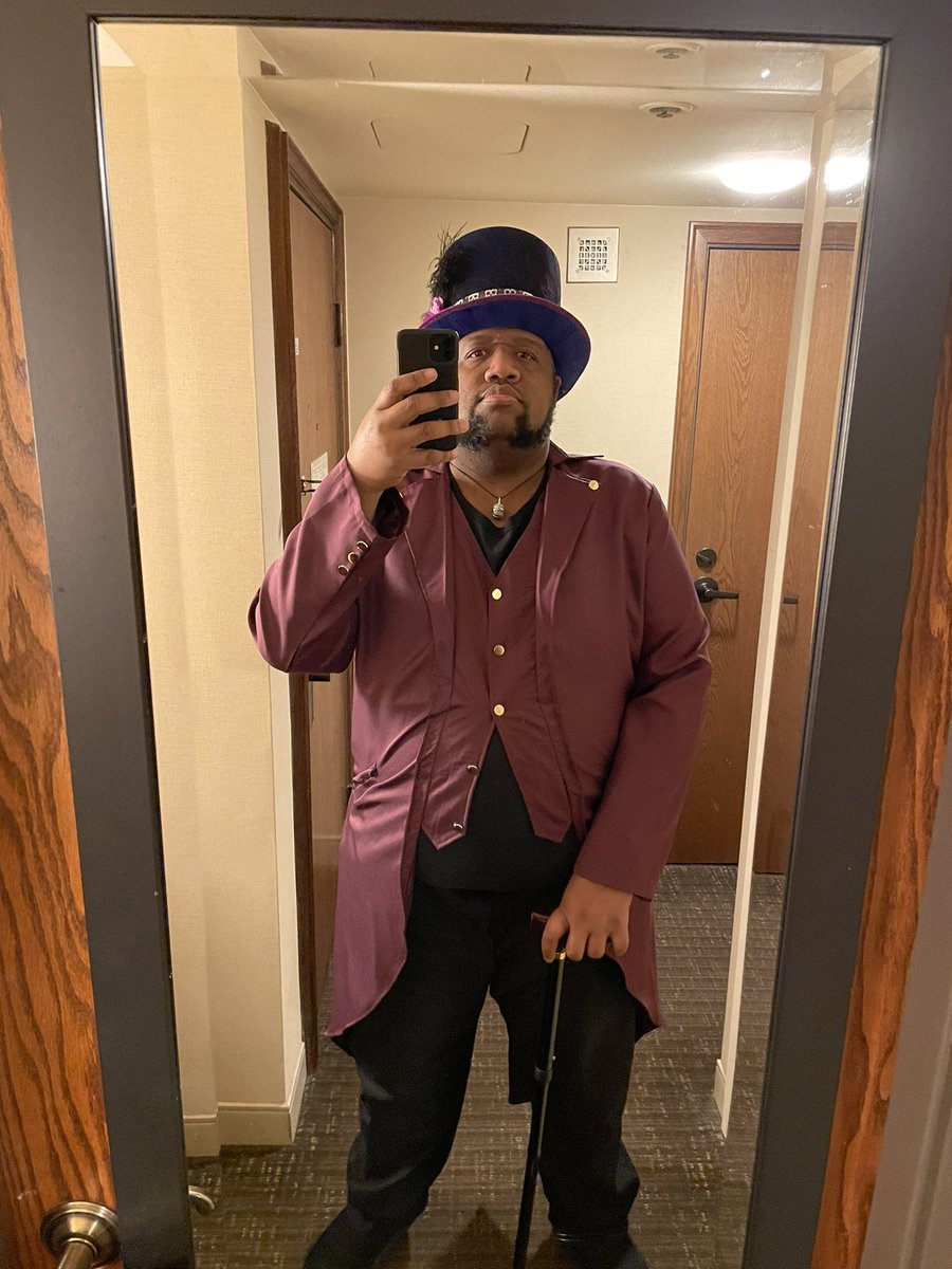 wiccaburr's tweet image. Wardrobe change and time to do some scaryokee. #crypt22 #crypticonseattle