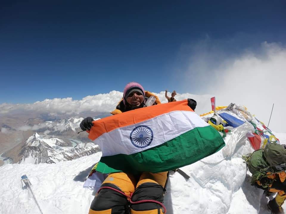 VivekSi93342109's tweet photo. Congratulation Ma'am @BhawnaDehariya for your big achievement. We are blessed to have you in our country 🇮🇳
Thankyou ma'am 💝 #MountEverest summit (22 May 2019).
#WorldHighestPeak https://t.co/ToQkxJTJeO