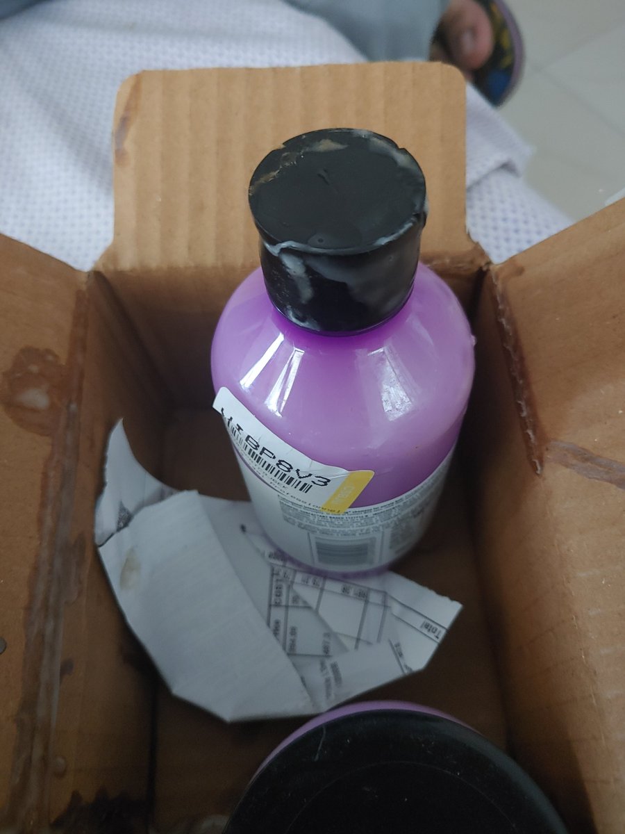 deepans48969637's tweet photo. Dear @Flipkart @flipkartsupport 
I have ordered loreal shampoo and conditioner on 21st may and I received the order today and the product is damaged and leaking in the box i have attached the pictures below the shampoo is very costly and i wasn't i expecting such kind of delivery https://t.co/YH2AgRXnge