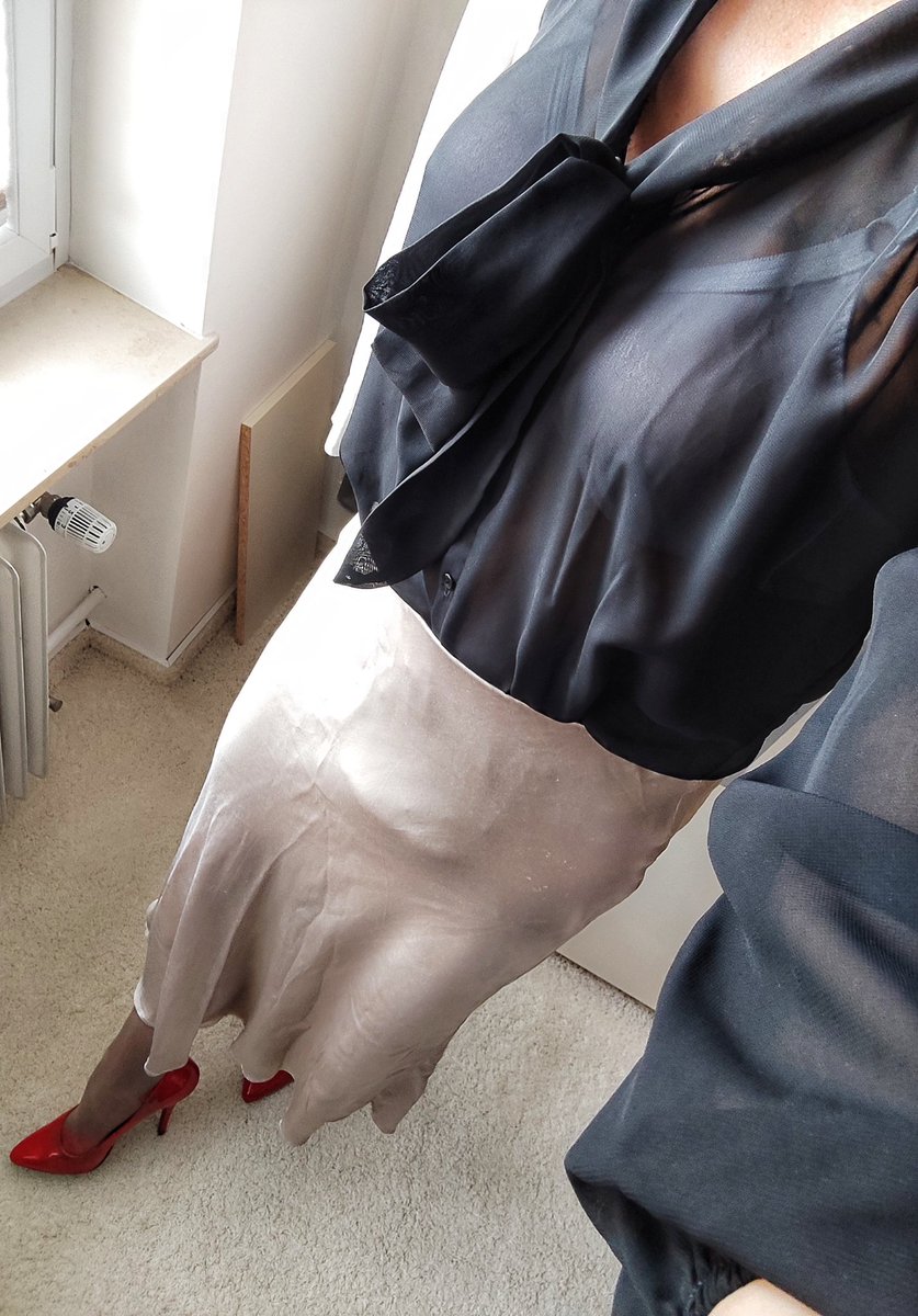 CDMargit's tweet photo. Happy sunday 😁😁❣️❣️
#satin #crossdresser #nylons #fetisch #highheels https://t.co/8CeXnEfa8I