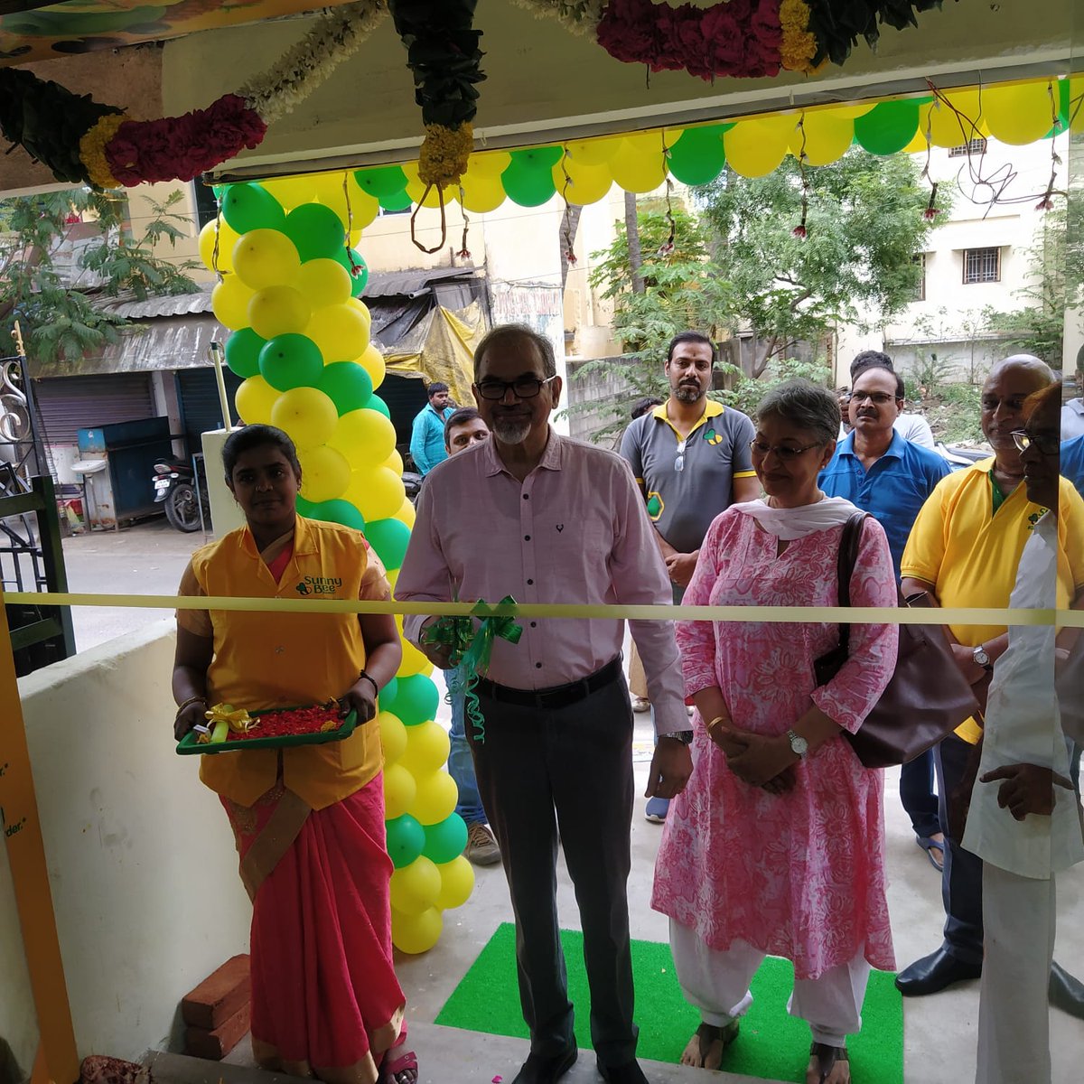 SunnyBeeMarket's tweet photo. Welcome to our newest store in Perungudi 🥳🥳🥳

Address: No 60, Thirumalai Nagar Annex, Perungudi, 600096.

👇Here are a few pictures from today's grand opening👇

#SunnyBeeMarket #GateringGoodness #RedefiningRetail #NewStore #Perungudi #Supermarket #Chennai https://t.co/HXEDfflMOF
