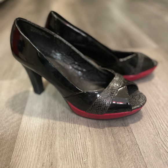 QueenBMona's tweet photo. So good I had to share! Check out all the items I'm loving on @Poshmarkapp #poshmark #fashion #style #shopmycloset #sageandpaige #lanebryant #jcrew: https://t.co/4dPSBpE6r7 https://t.co/QGKgoXVjR3