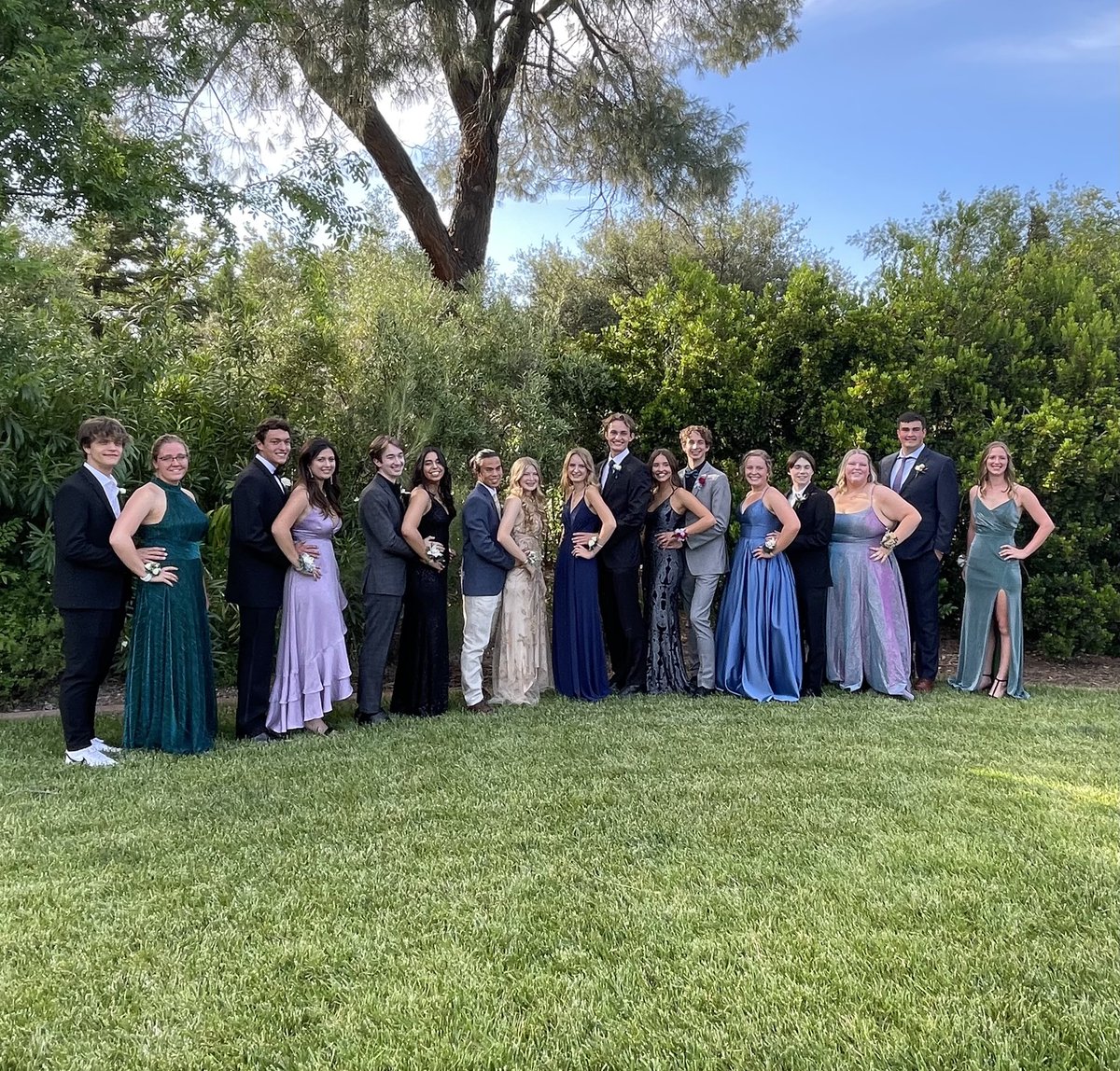 SM_Kim_8975's tweet photo. Senior prom 2022! My girl looks stunning! #8975Proud #HDMom https://t.co/ju51ZCu7Eg