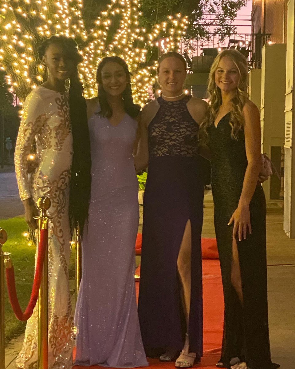 jroewe's tweet image. Beasts on the track and always beauties! ❤️ our Haskell Senior track Maidens!