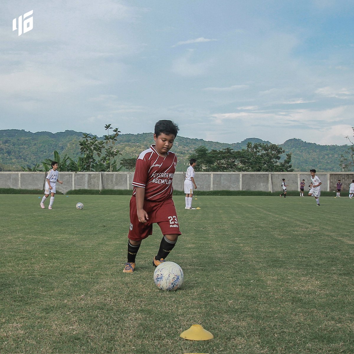 PSSleman's tweet photo. Kegiatan yang dilakukan di Lapangan Macanan sore kemarin juga dihadiri beberapa pemain dari first team seperti Wahyu Sukarta,  Bagas Umar, dan Dimas Fani 🦅

Semoga ilmunya bermanfaat ya! 💚

#PSS #46thPSS #as46emilang https://t.co/uWkTLEx3Zl