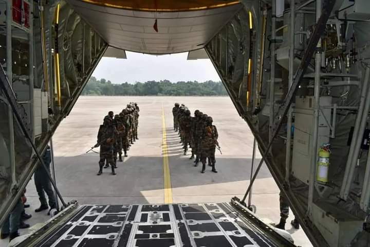 Glimpses of Elements of Integrated Battle Group of Mountain Strike Corps (East) #EasternCommand airlifted in the Eastern Theatre to train and validate rapid response to dynamic operational scenarios & to safeguard from threats.

#JaiHind🇮🇳🇮🇳
#IndianArmy
#BrahmastraCorps