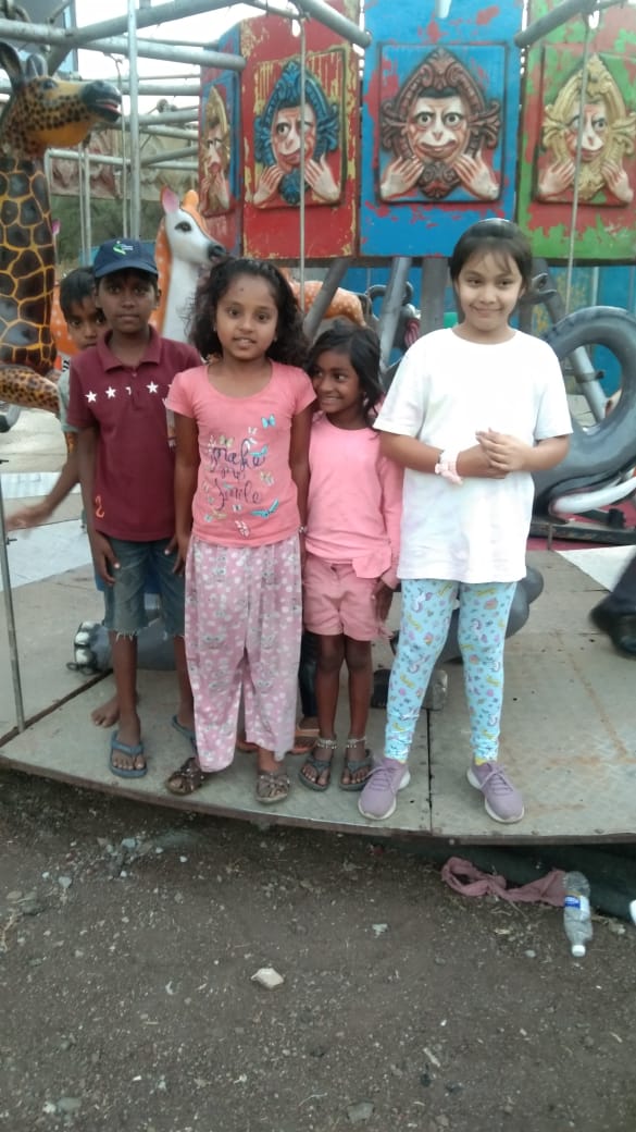 माझी मुलगी #आनंदिता आजीसोबत पुण्यात रँबो सर्कस पाहण्यासाठी गेली असताना तिकीट परवडत नसल्याने काही मुलं प्रवेशद्वाराबाहेर उभी असलेली तिला दिसली. आनंदिताने आजीकडं हट्ट धरुन त्यांनाही सोबत घ्यायला लावलं...

खरंच मुलं मोठी होतायेत!