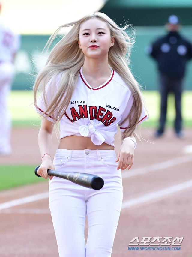 KSYFOLDER's tweet photo. she was looking absolutely gorgeous https://t.co/vzCe02Ci3J
