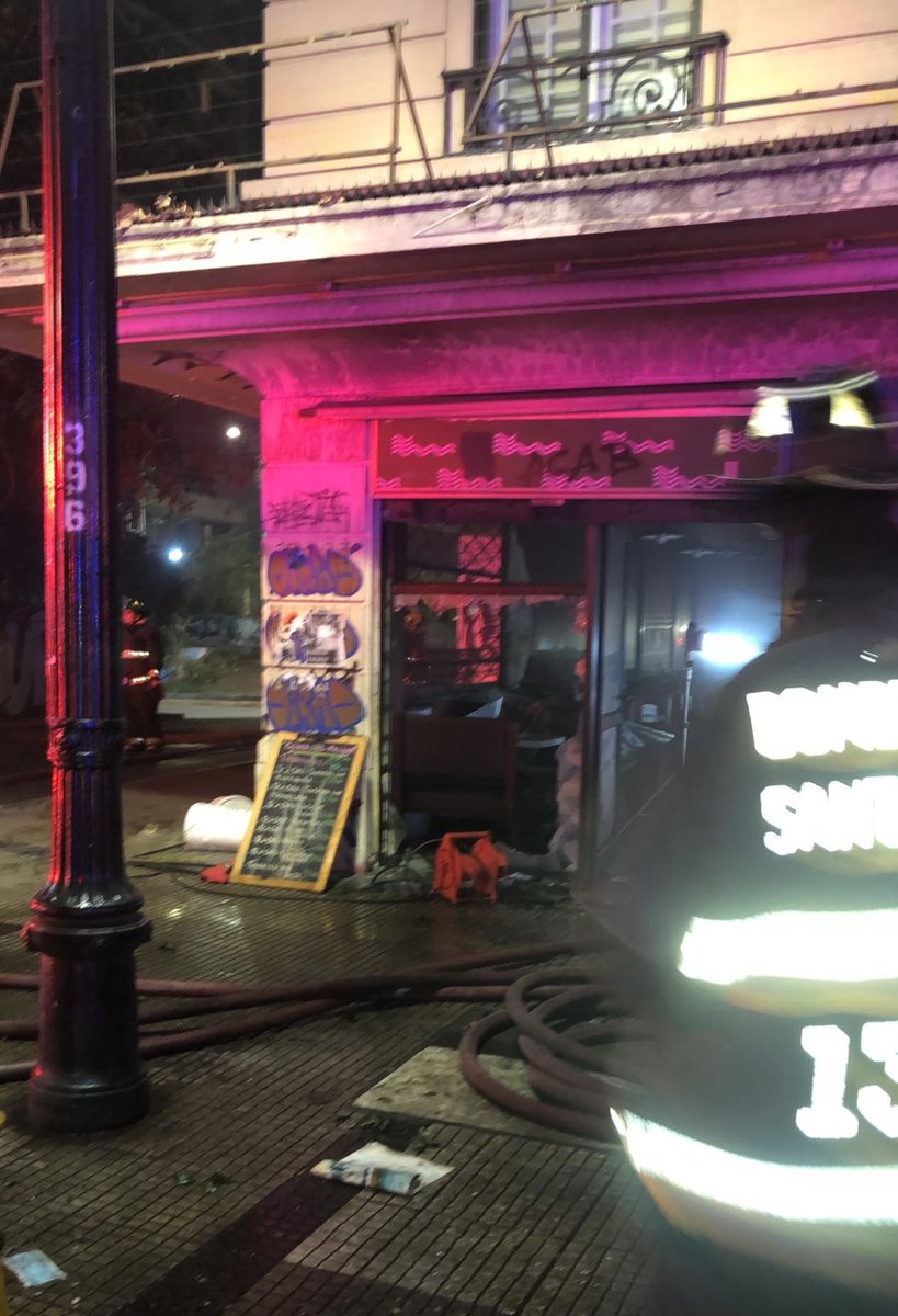 cbsantiago's tweet photo. 🔴 Imágenes con la labor del Cuerpo de Bomberos de Santiago ante llamado por fuego estructural, en Av. Portugal y Av. Libertador Bernardo O'Higgins  #Santiago. 
#BomberosSantiago #EmergencisCBS 
#ConstanciayDisciplina https://t.co/gVGibF2Mfm