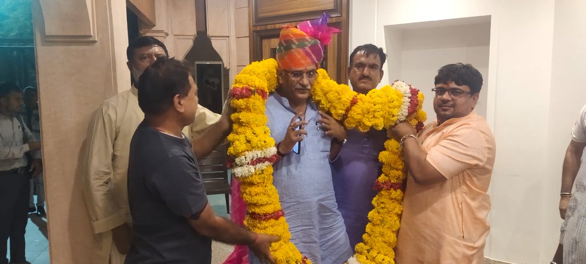 GaganSinghRao2's tweet photo. केंद्रीय जल शक्ति मंत्री गजेंद्र सिंह शेखावत से जोधपुर उनके निवास पर मुलाकात की. जहा किंगसेना टीम के साथ तुषार मेहता भी थे,केंद्रीय मंत्री से आगामी 30 मई को सांवरिया सेठ में आयोजित माही-मानसी जल संरक्षण जनसभा को लेकर विस्तृत चर्चा की.
#kingsena #KunwarRaoGaganSingh https://t.co/Qa7jUpcHg4