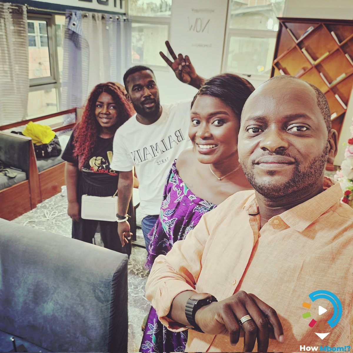HowMbom's tweet photo. Des Mbom alors hein!!! Après le tournage de ce samedi (S01E13 - la #dot)... #HowMbom #selfie https://t.co/ZPEJOtGmcB