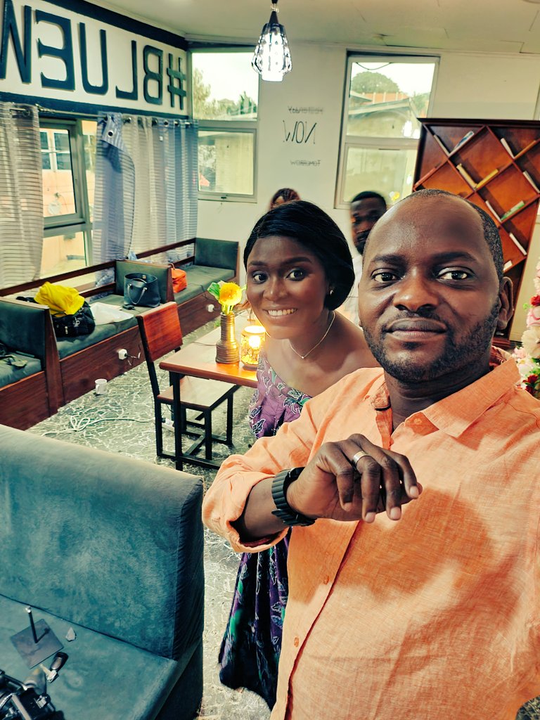HowMbom's tweet photo. Des Mbom alors hein!!! Après le tournage de ce samedi (S01E13 - la #dot)... #HowMbom #selfie https://t.co/ZPEJOtGmcB