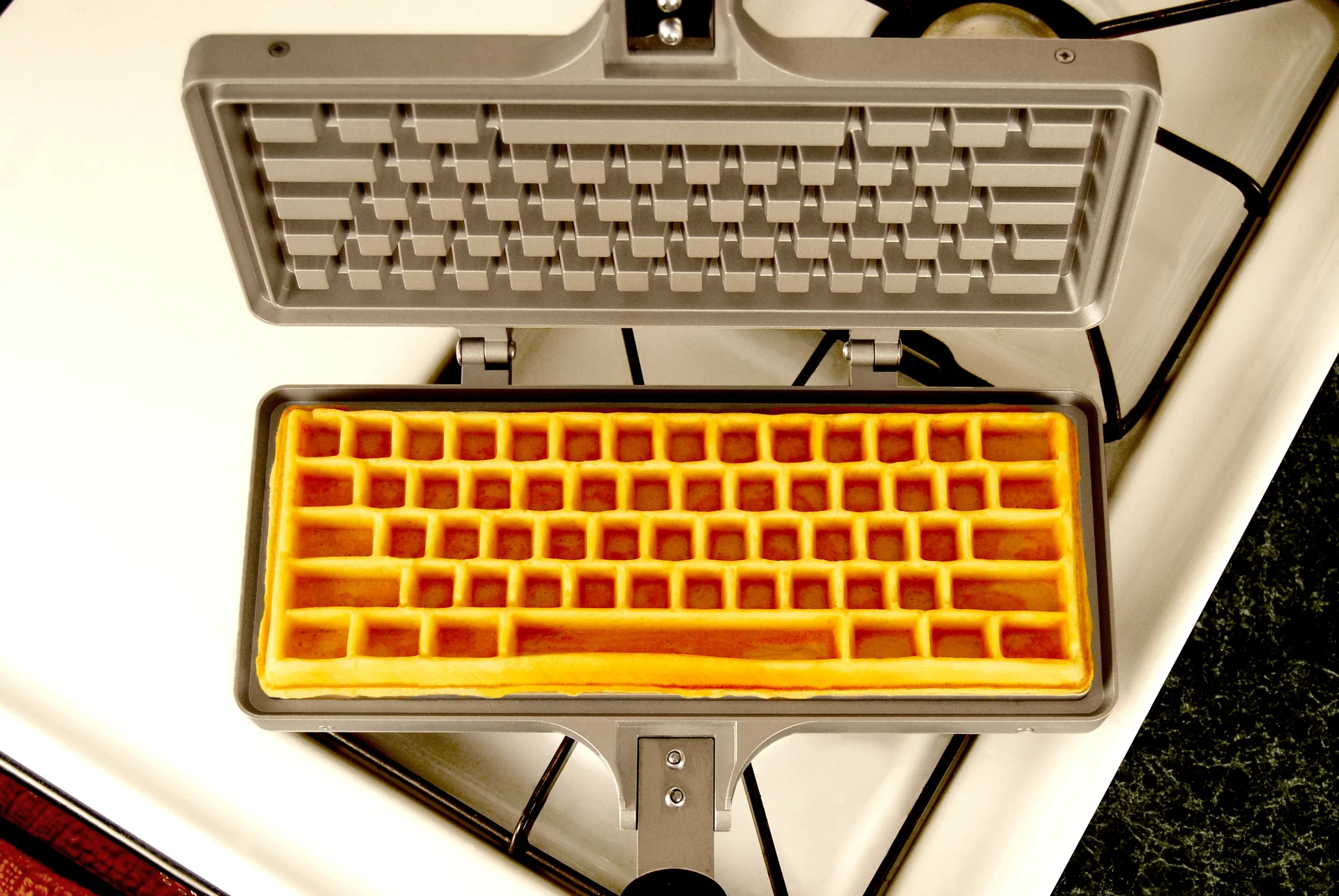 キーボード型のワッフルが焼ける型「The Keyboard Waffle Iron」が凄すぎる‼