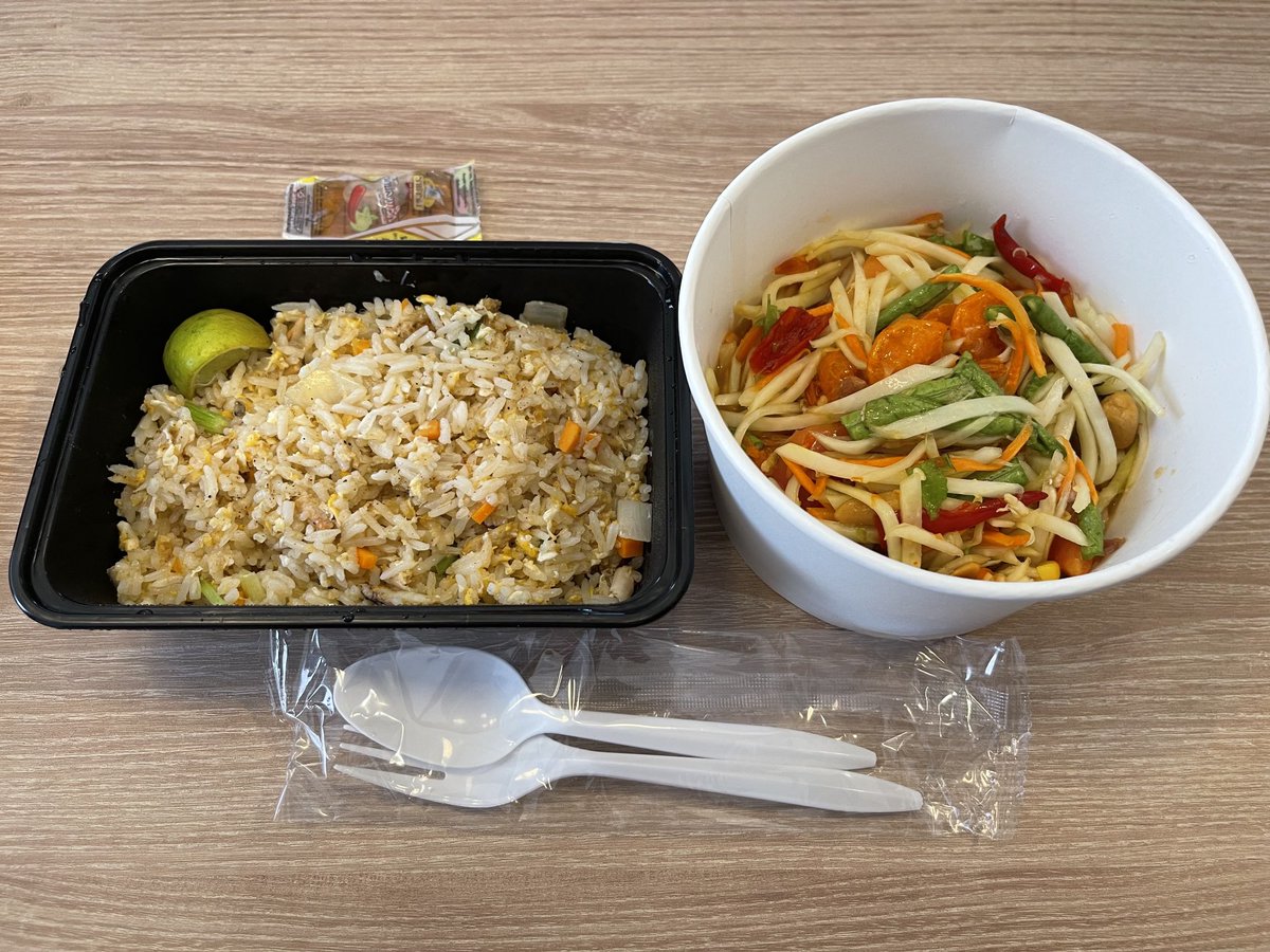 takao1966's tweet photo. お昼はソムタムとカオパットプー
grabでオーダー
#Grab
#カオパット
#炒飯
#ソムタム
#somtom https://t.co/JvRvbkahVp