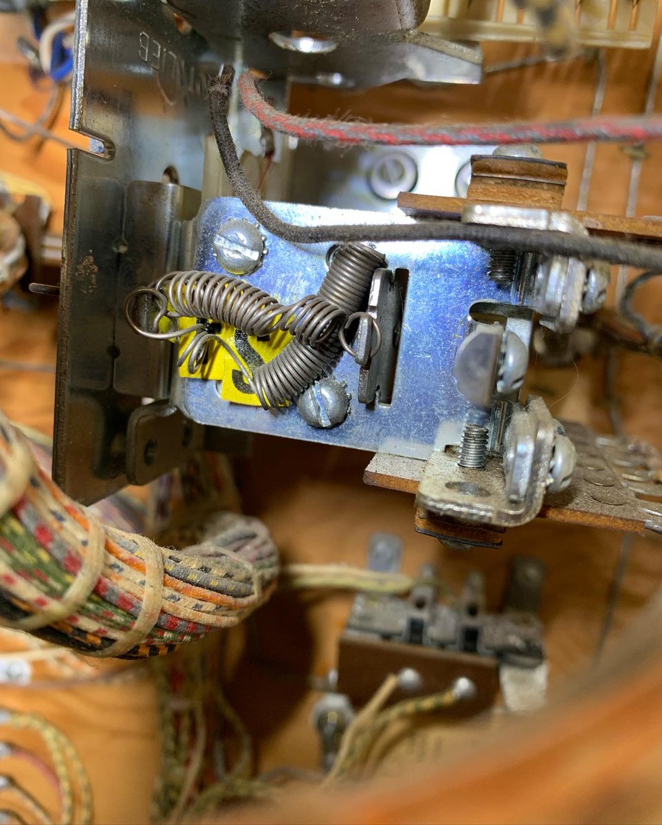 ThePinScientist's tweet image. This was an interesting surprise. …Easy fix!

TheEMScoreKeeper.com 

#Pinball
#PinballMod
#PinballMods
#PinballRepair
#PinballRestorations
#PinballCollector
#Gameroom
#Electromechanical
#ElectromechanicalPinball
#ElectromechanicalPinballMachine
#Restoration
#FixingIt
#Hobby