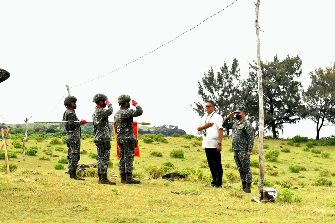 Philippine_Navy's tweet photo. PAYING OUR RESPECTS | The PH Navy, through @navfornol, commemorated the bravery of the crew of the ill-fated BRP Datu Kalantiaw (PS76) w/ a wreathlaying ceremony at Calayan Island, Cagayan.
π: https://t.co/S3t0pIuTEc
π/πΈ: @navfornol
#ModernandMultiCapableNavy
#AFPyoucanTRUST https://t.co/ojCkOWWgek