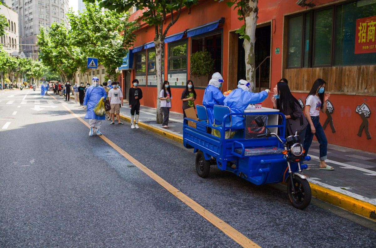 TYoshizawa's tweet photo. Daily test, such a long queue… #中国 #上海 #上海ロックダウン #ロックダウン #shanghailockdown #shanghai #lockdown #Covid_19 #COVID19 #China https://t.co/5UK8unAnX1