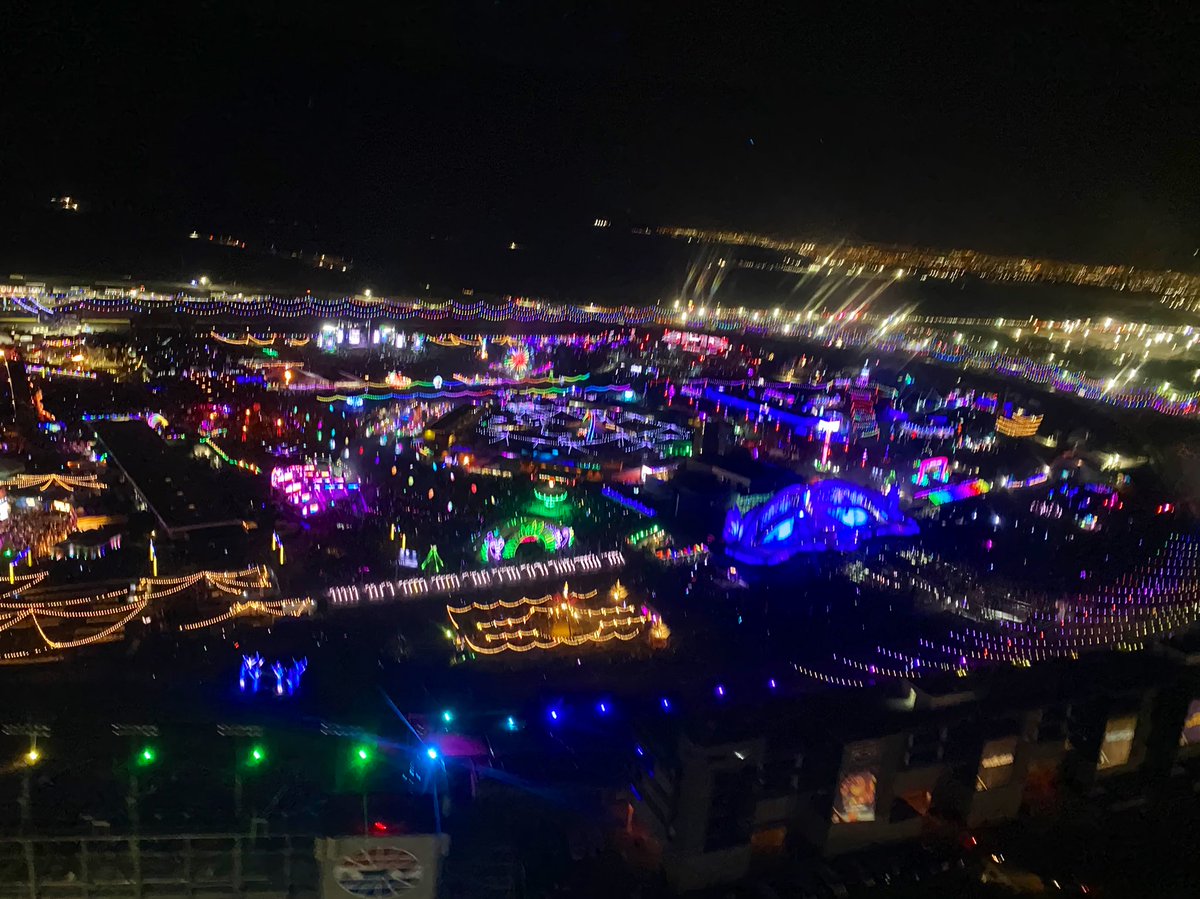 KDCLasVegas's tweet photo. No better way to get @EDC_LasVegas than via @MaverickHeli! Simply the best. #FlyMaverick #EDCLV2022 https://t.co/CYGpYGAcYK
