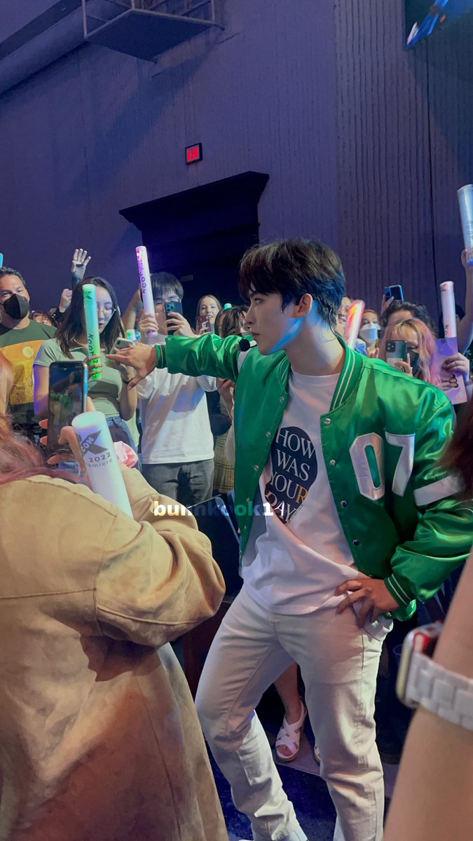 nichy999's tweet photo. WOOOOAH
#TO1 #Kcon #KCON2022Premiere #kconTO1 #TO1_Chicago #KCONCHICAGO https://t.co/Xl74opkuQT
