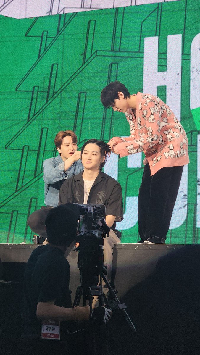 94ws_'s tweet photo. อะไรวะเนี่ยกซวถักเปียให้กันละล่าสุด55555555555555555 https://t.co/TMs6h5etSk