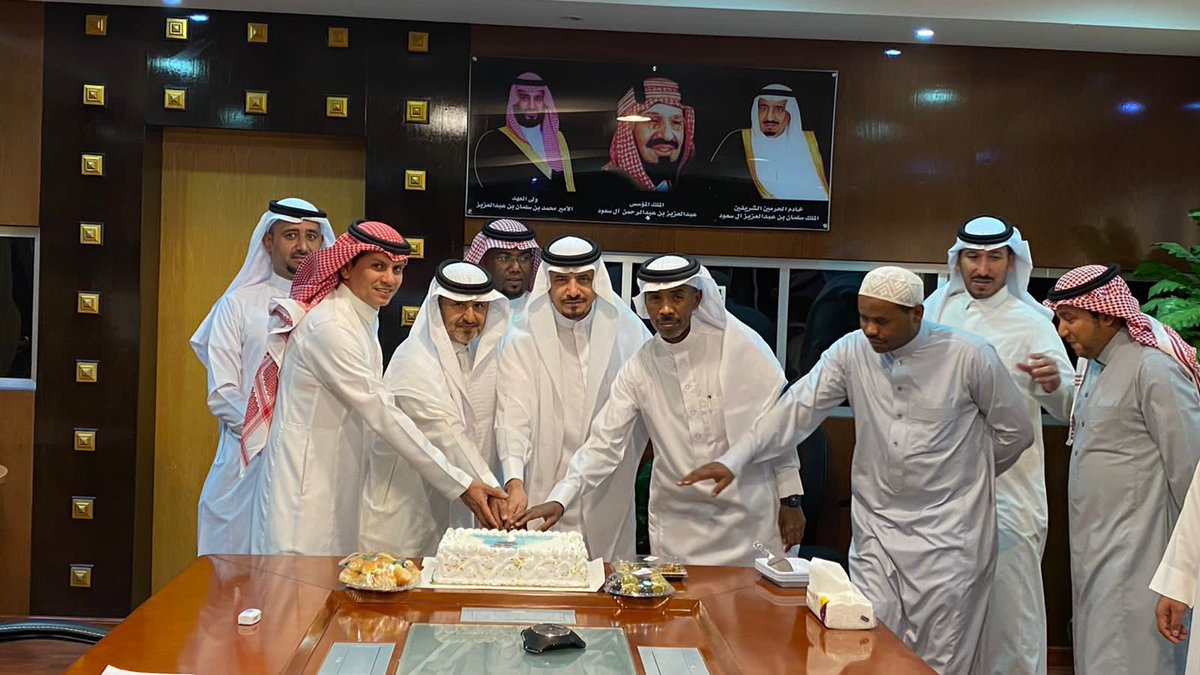 sh140013's tweet photo. جانب من احتفال مكتب مدير التعليم وقسم امانة التعليم بمناسبة تمديد تكليف سعادة مدير التعليم الدكتور علي بن محمد الجالوق فمن الاعماق نقول مبارك ابا محمد تجديد الثقة ووجودك بيننا اخاً وموجهاً وقائداً https://t.co/4aOdwNjT8f