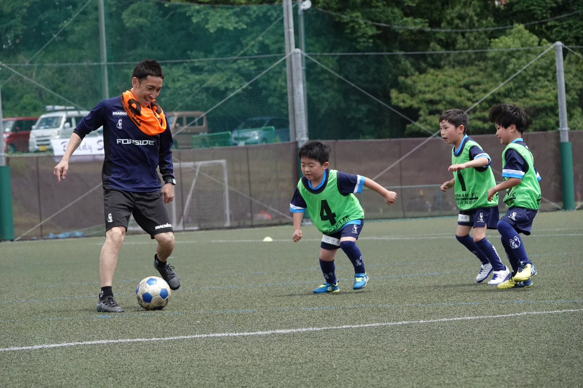 yokohama_fc's tweet photo. #横浜FC C.R.O #内田智也 （ウッチー）の『ハマのプリンスサッカークリニック』を開催しました✨

基本的な止める、蹴るの技術に加え相手の動きに応じたボールの出し方、運び方など実践に役立つワンランク上のテクニックを伝授👏

楽しみながら上手くなる、子ども達の笑顔が印象的でした！
#yokohamafc https://t.co/Vkrr16juZo