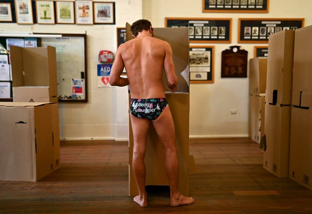 SaphorePhoto's tweet photo. Australia votes: People cast their vote during the 2022 Australian federal election at a polling station at Bondi Beach in Sydney, Australia, on Saturday, May 21, 2022. 

📸 for @afpphoto 

#auspol2022 #ausvotes2022 #auspol #australianfederalelection … https://t.co/3KaClvuocD https://t.co/V7bKlBkVfe