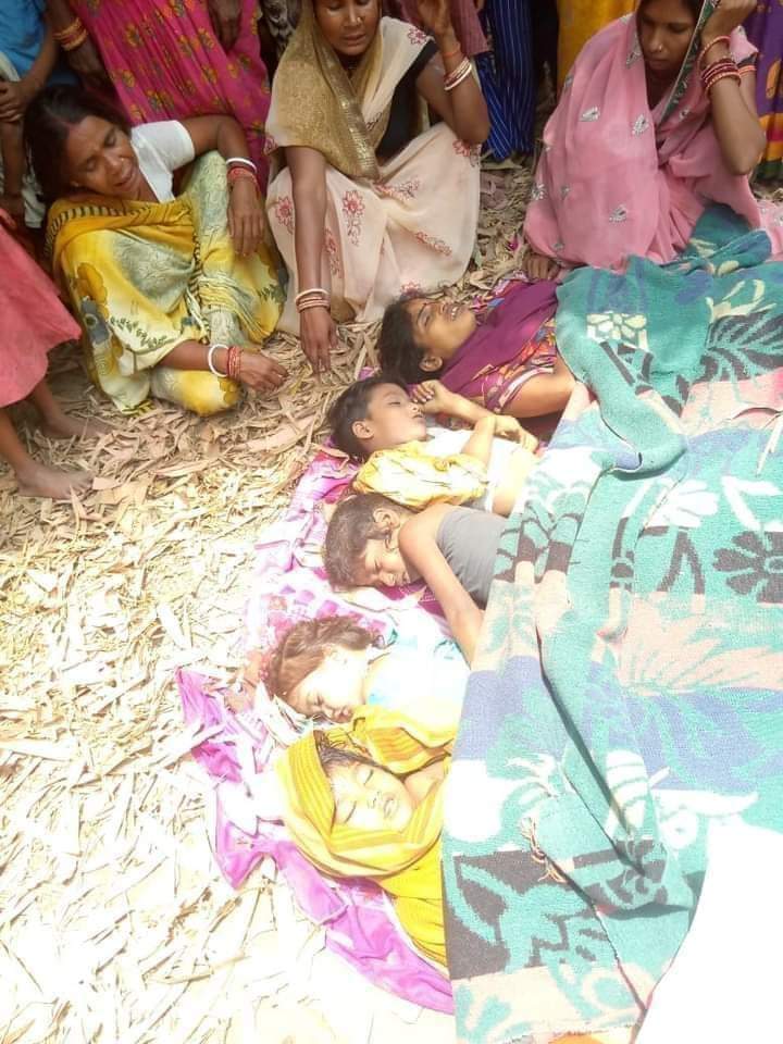 HimanshuValmi13's tweet photo. बिहार प्रदेश के जिला वैशाली के पातेपुर प्रखंड के हरलोचन पुर सुखी गांव में एक ही परिवार के 5 सदस्यों ने कथित तौर पर गरीबी से तंग आ कर जहर खाकर आत्महत्या कर ली।
क्या यही है बिहार का चौमुखी विकास।

यही है नया भारत है ..... ��मारे देश के विकास का असली चेहरा है। https://t.co/qaJhV1KOB6