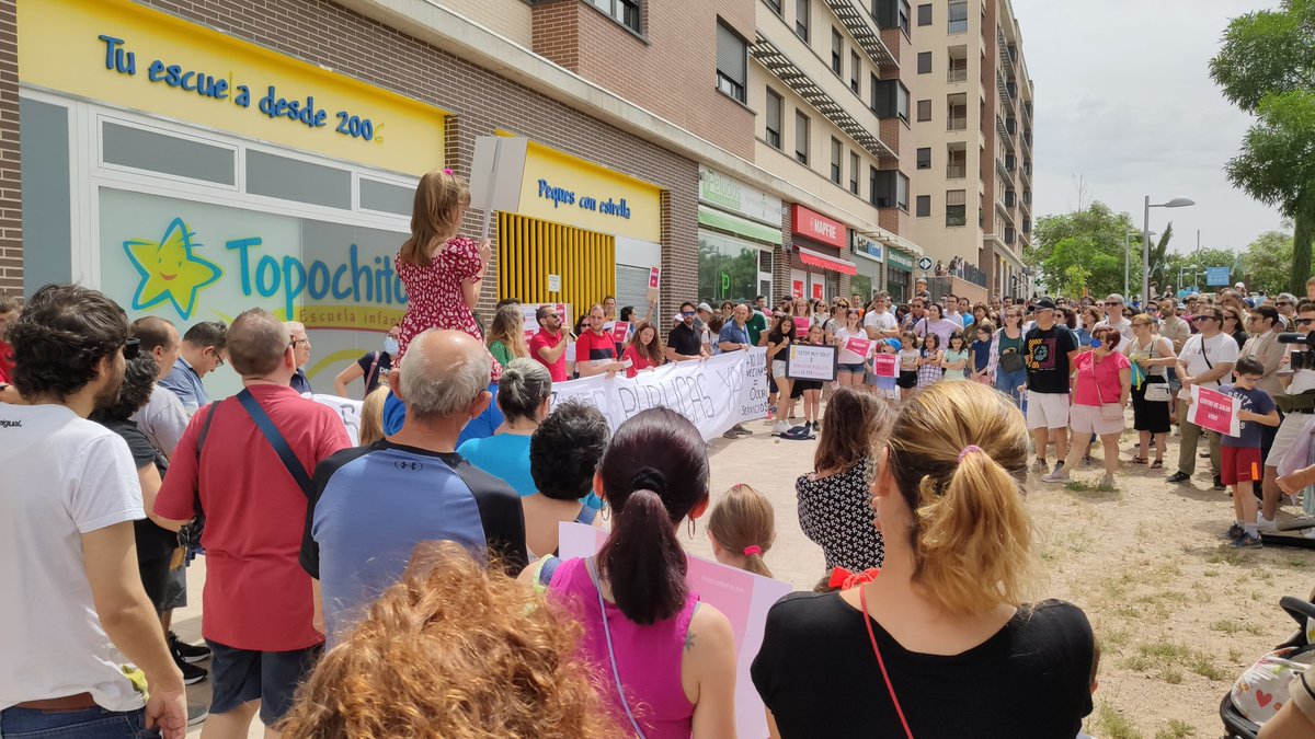 valdeazogues's tweet photo. Los vecinos y vecinas del #ElCañaveral demostrando que no van a renunciar nunca a unos  #ServiciosPúblicos de calidad.
♦️ Gracias a las asociaciones @avcanaveral y @AVJxElCanaveral por su madurez, organizarnos y defender ante la administración, las  necesidades del barrio. https://t.co/psqvFONXAB