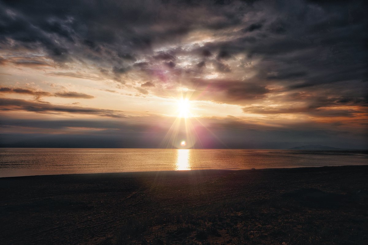 夕暮れの海へ(*´꒳`*)雲に夕陽が隠れちゃったけど光が溢れ出して綺麗だったにゃあ♪