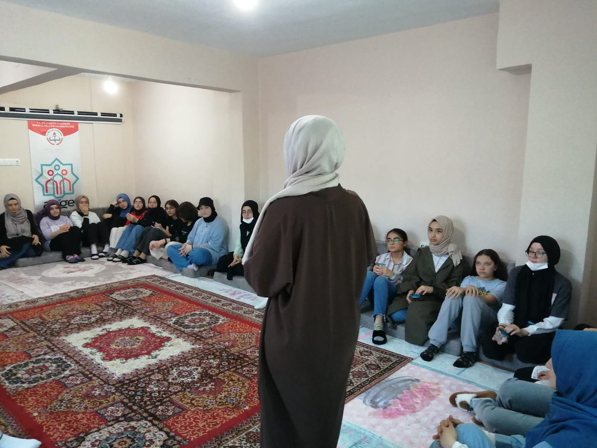 GencYihmed's tweet photo. 8.sınıf öğrencilerine Genç Yihmed ve Genç Önder tanıtımını yapmak, onlara imam hatipli olarak tercihlerinde, meslek seçimlerinde, nelere dikkat etmeleri gerektiğini anlatan bir sunum gerçekleştirdik. ☺️ https://t.co/yZW2rMLoBV