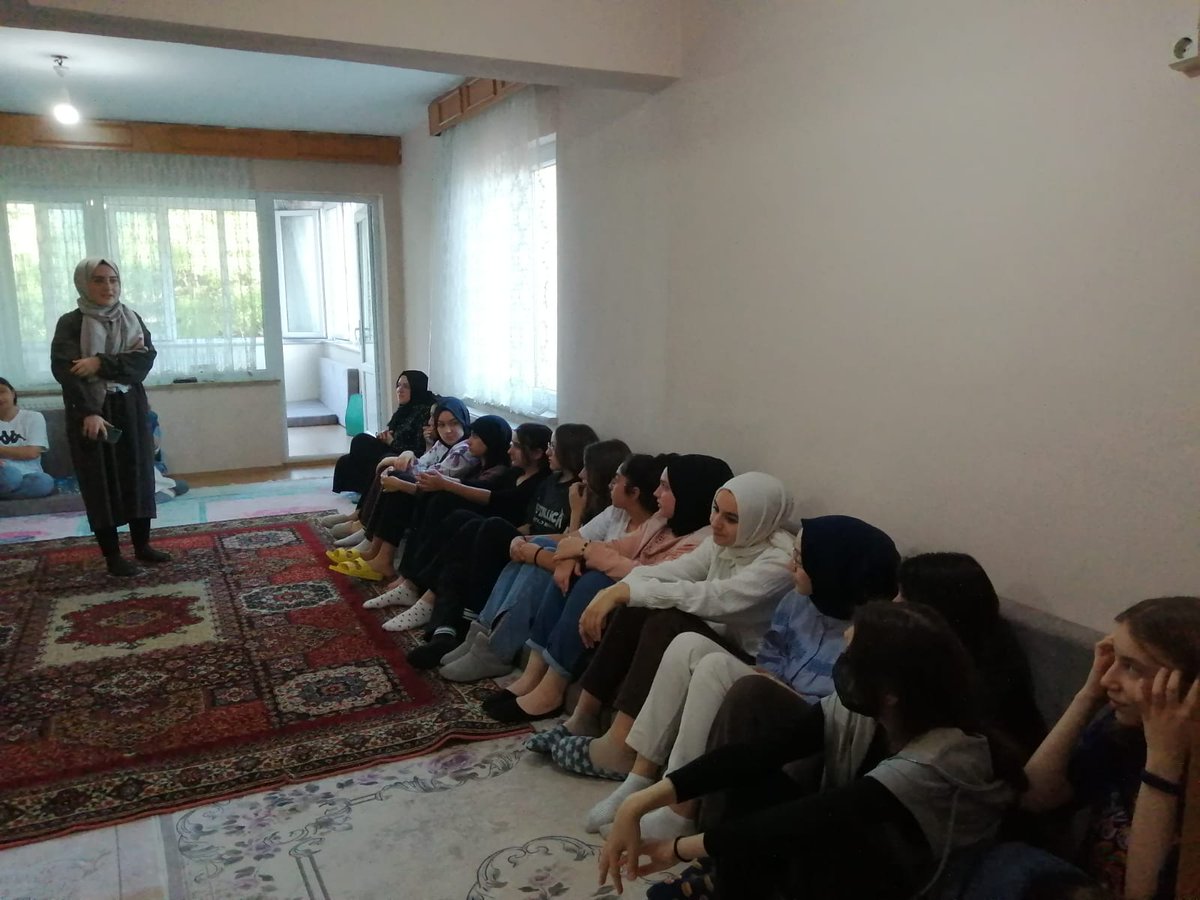 GencYihmed's tweet photo. 8.sınıf öğrencilerine Genç Yihmed ve Genç Önder tanıtımını yapmak, onlara imam hatipli olarak tercihlerinde, meslek seçimlerinde, nelere dikkat etmeleri gerektiğini anlatan bir sunum gerçekleştirdik. ☺️ https://t.co/yZW2rMLoBV