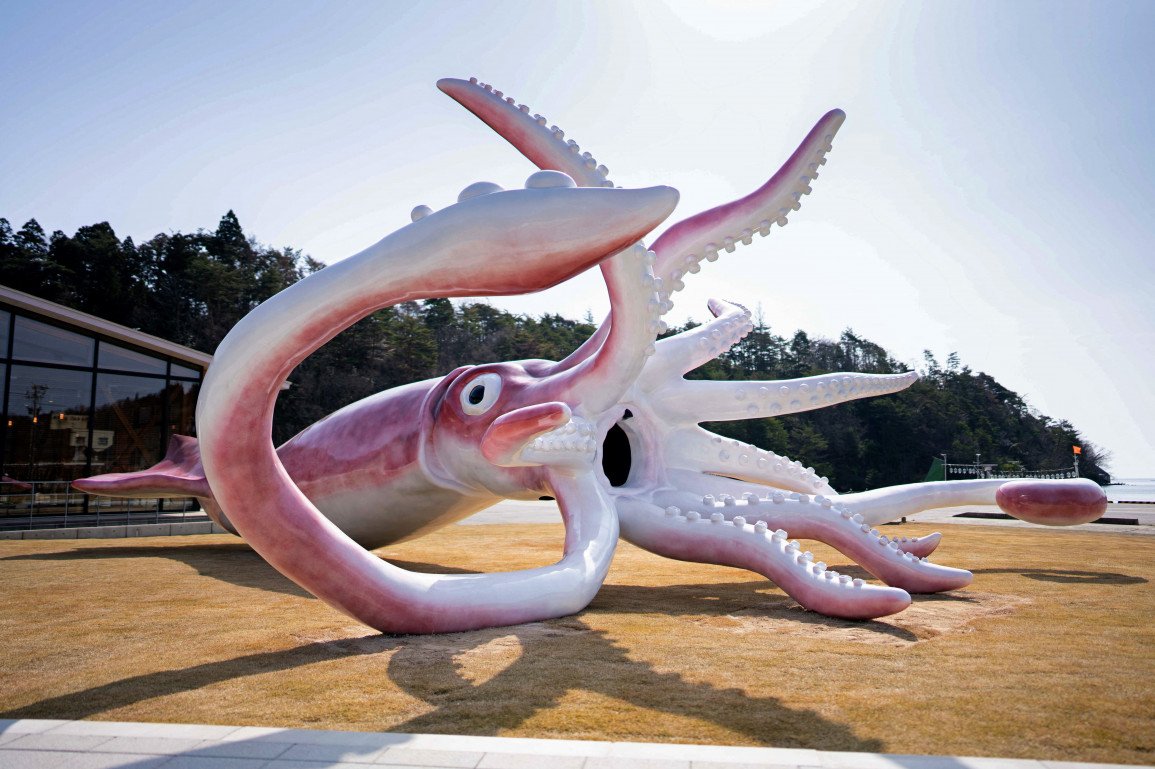 CJuridiques's tweet photo. Au Japon, la région de Noto a utilisé la subvention de 27 millions de Yens (200.000 €) accordée par l'État pour aider les régions touchées par la crise Covid afin de... construire une statue de calamar de 13 mètres 🦑 https://t.co/2Z3Yhtboeq