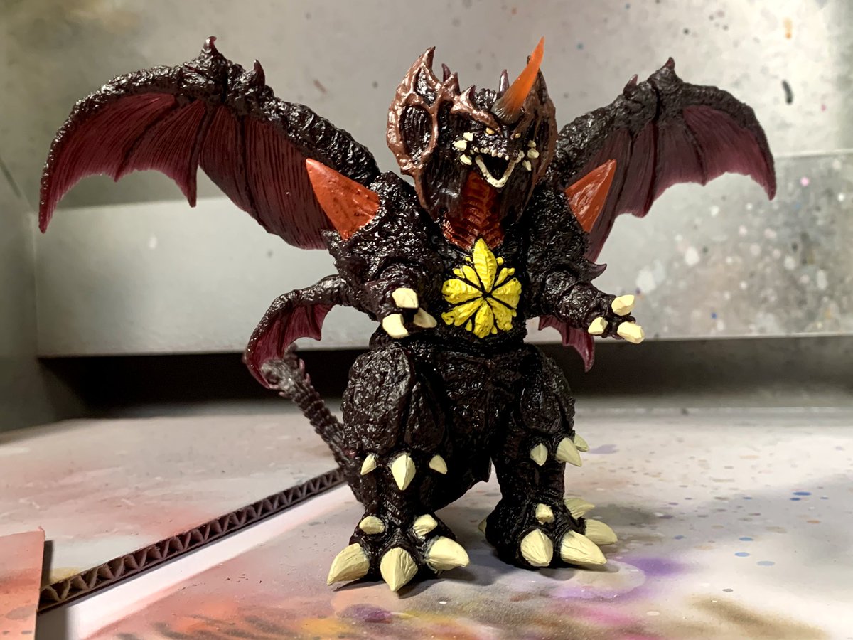 HGX ゴジラ壱 一応デストロイアのリペイント前と後です。 かなりの大