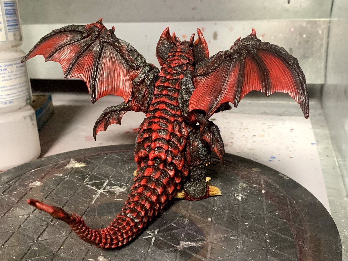 HGX ゴジラ壱 一応デストロイアのリペイント前と後です。 かなりの大