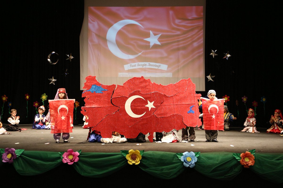 ebkadinaile's tweet photo. Bilgi evlerimizde yer alan Esenler Belediyesi Çocuk Etkinlik Merkezi öğrencilerimiz yıl sonu şenliğinde en güzel renklere büründüler. Öğrencilerimizin ve annelerimizin mutluluğu gözden kaçmadı. 🥳🤩 https://t.co/OfzwCo3nZb