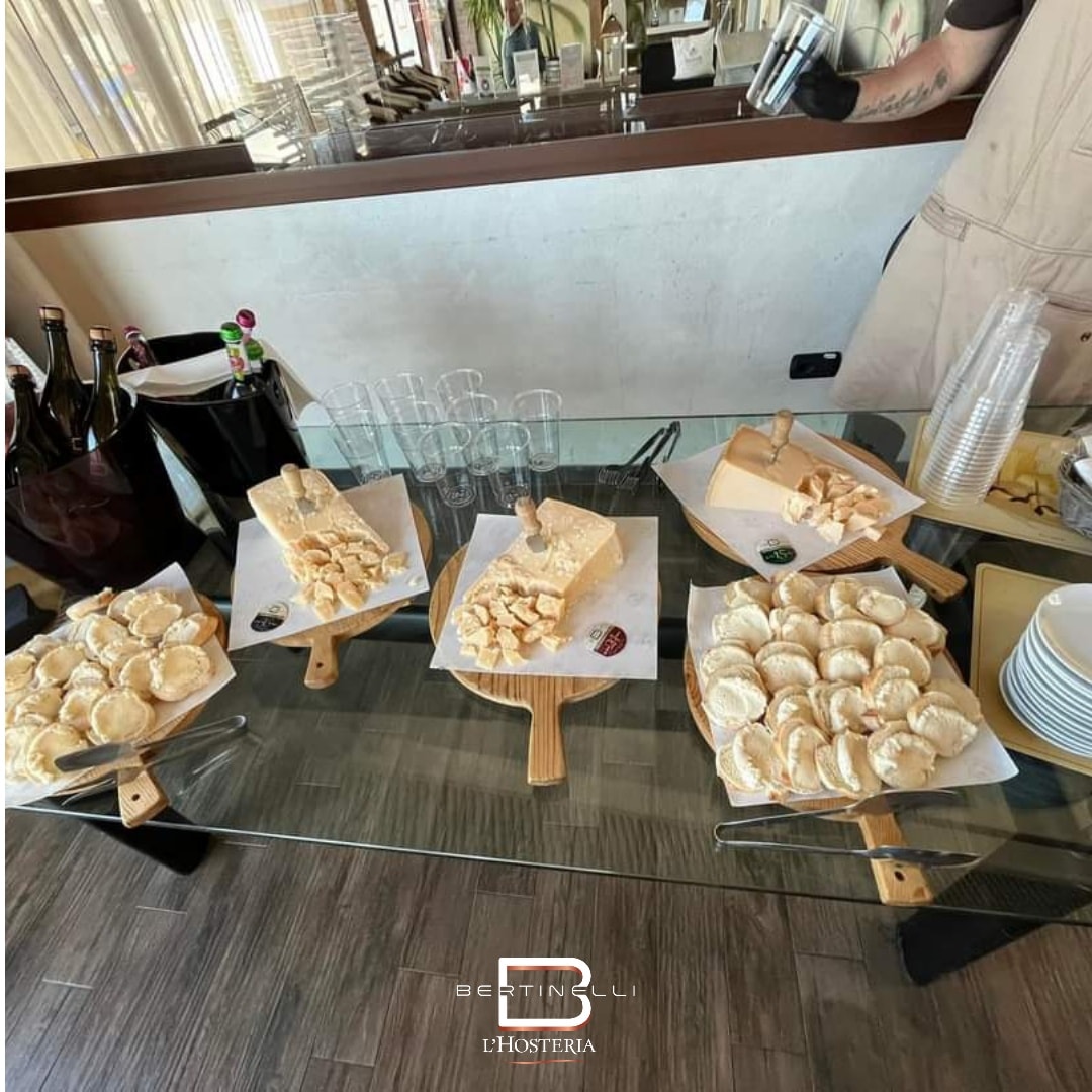 Visitare un caseificio o un prosciuttificio a #Parma vi permetterà non solo di scoprire come nascono il #parmigianoreggiano e il #prosciuttodiparma ma anche di assaggiarli in degustazione!
Volete sapere come fare? 
Cliccate qui 👉bit.ly/3wEvQb6
#parmacityofgastronomy