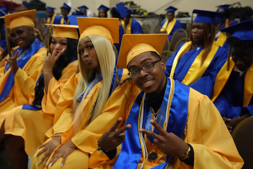 MSCSK12's tweet photo. Check out more highlights from yesterday's ceremonies! Congratulations #MSCSFirstCla22 graduates!

🔹 @ManassasHS https://t.co/zpQX2xMlHe
