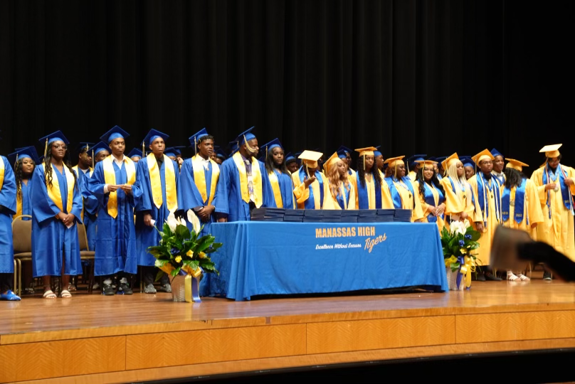 MSCSK12's tweet photo. Check out more highlights from yesterday's ceremonies! Congratulations #MSCSFirstCla22 graduates!

🔹 @ManassasHS https://t.co/zpQX2xMlHe