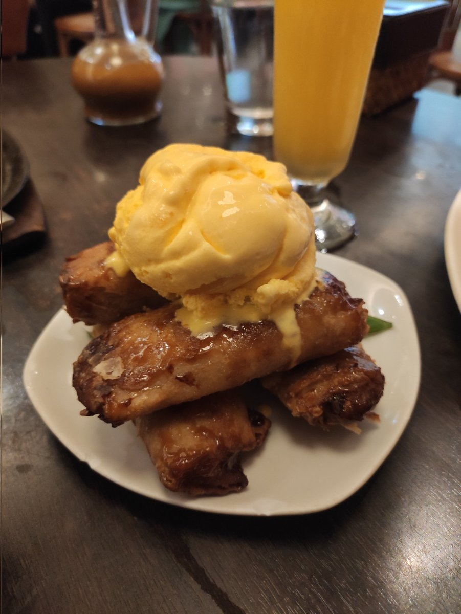 annieivieo's tweet photo. So kumain kami sa Mesa kanina and ofc nagorder ako nitong turon nila, reminds me of 750 pesos turon ng Amanpulo. HAHAHAHAH Chareng Mesarap sya for 90 petot onleh #MesaPH https://t.co/fyfJSsPJgL