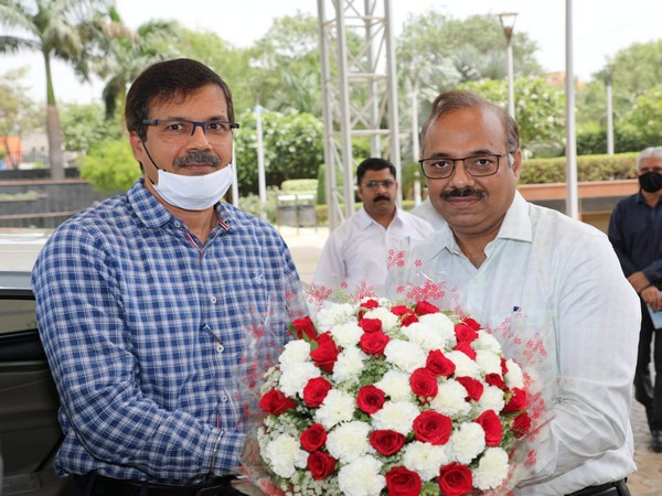 timesofindia's tweet photo. Ashwini Kumar, Gyanesh Bharti take charge as Special Officer, Commissioner of unified MCD
#AshwiniKumar #unifiedMCD #GyaneshBharti https://t.co/EToG72iLbL