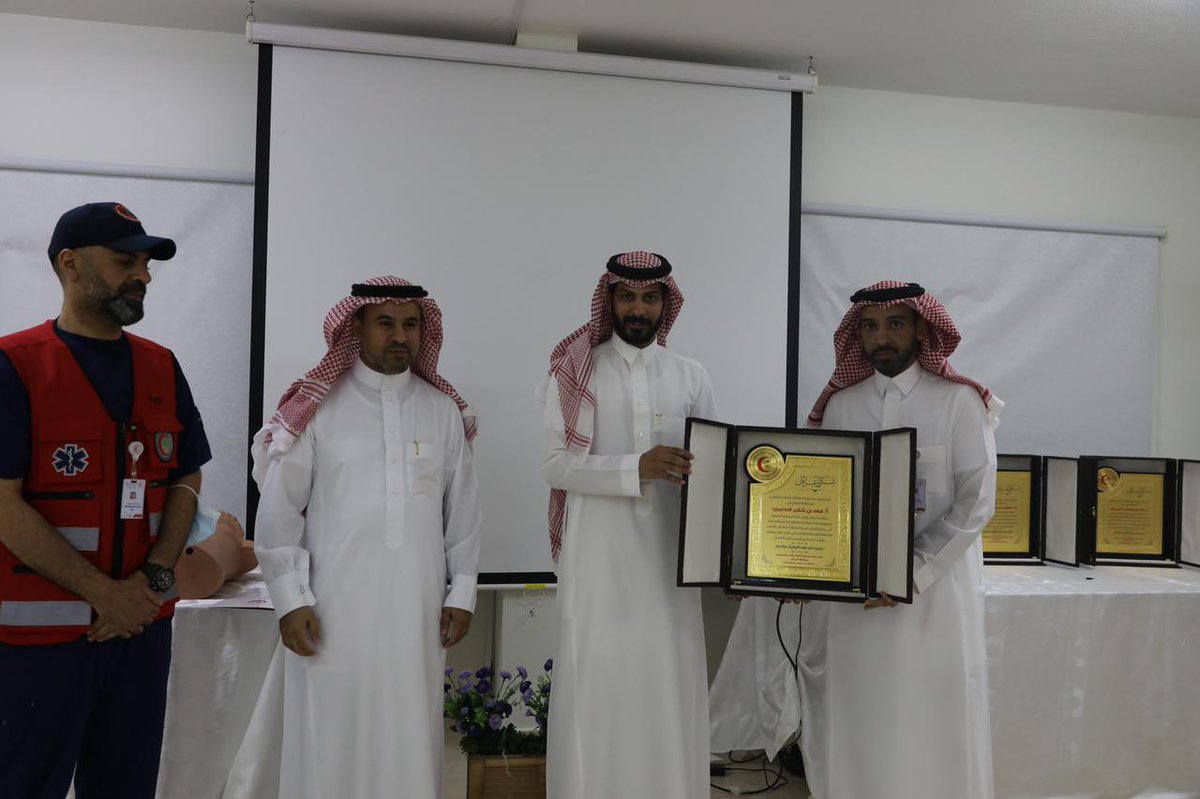 cfrcmj's tweet photo. دشن مدير عام فرع الهيئة بمنطقة الرياض ورئيس مجلس إدارة الغرفة التجاريه بالمجمعة وأعضاء لجنة أصدقاء #الهلال_الأحمر_السعودي قاعة التدريب بمركز إسعاف العلاوة بدعم من لجنة أصدقاء الهلال الأحمر بالمجمعة كما قدم سعادته الشكر والأمتنان للجنة علي ماتقدم من أعمال لخدمة المجتمع بالمحافظة. https://t.co/agd5hEnmlQ