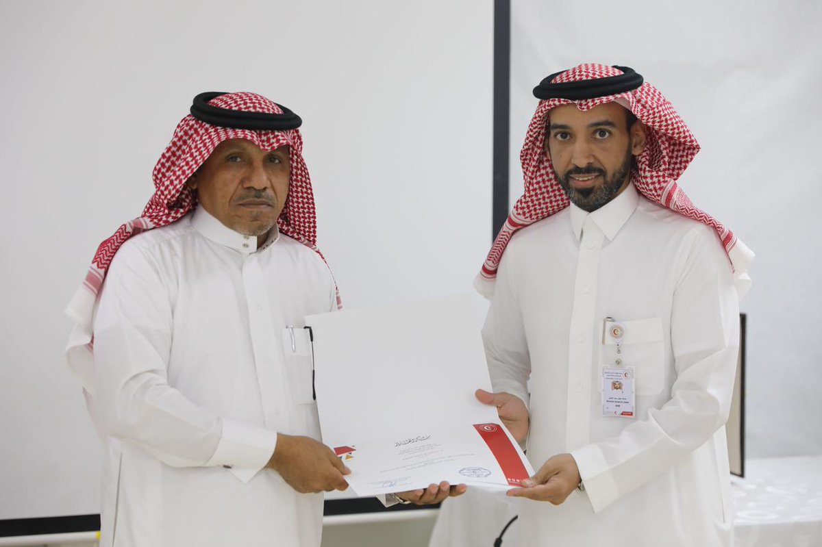 cfrcmj's tweet photo. دشن مدير عام فرع الهيئة بمنطقة الرياض ورئيس مجلس إدارة الغرفة التجاريه بالمجمعة وأعضاء لجنة أصدقاء #الهلال_الأحمر_السعودي قاعة التدريب بمركز إسعاف العلاوة بدعم من لجنة أصدقاء الهلال الأحمر بالمجمعة كما قدم سعادته الشكر والأمتنان للجنة علي ماتقدم من أعمال لخدمة المجتمع بالمحافظة. https://t.co/agd5hEnmlQ
