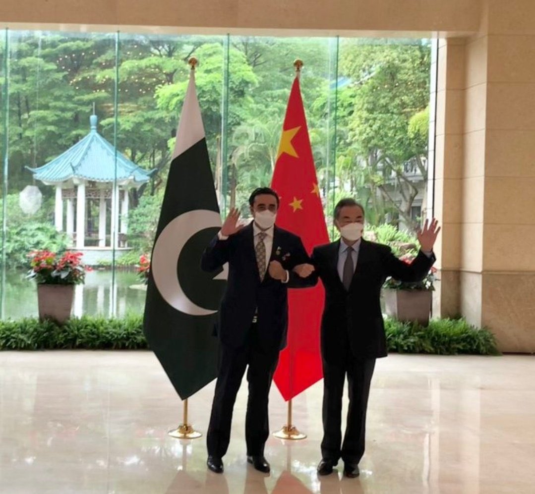 FM @BBhuttoZardari met with his Chinese counterpart Wang Yi on his first bilateral visit to Guangzhou. 🇵🇰 🤝🇨🇳 friends forever! 

#PakChinaFriendship #BilawalBhuttoZardari